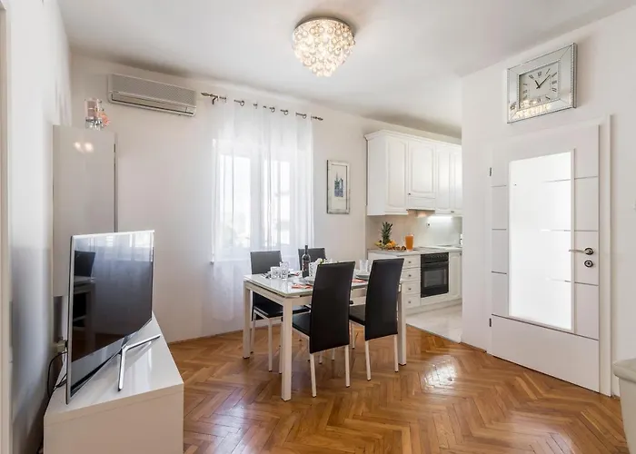 Luxury Apartment Karla Apartman *